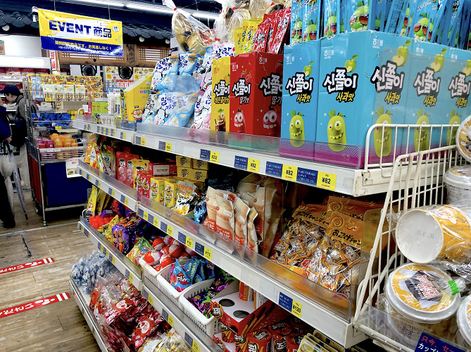 【人気】新大久保で韓国のお土産をゲット！K-POPグッズや韓国のお菓子など、買えるものまとめ！