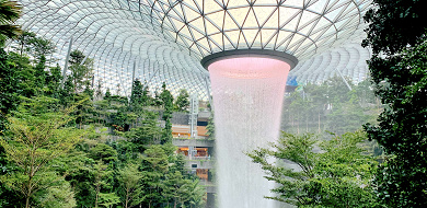 【必見】シンガポール空港の最新スポット「ジュエル」が美しい！滝やショップなど見どころを紹介