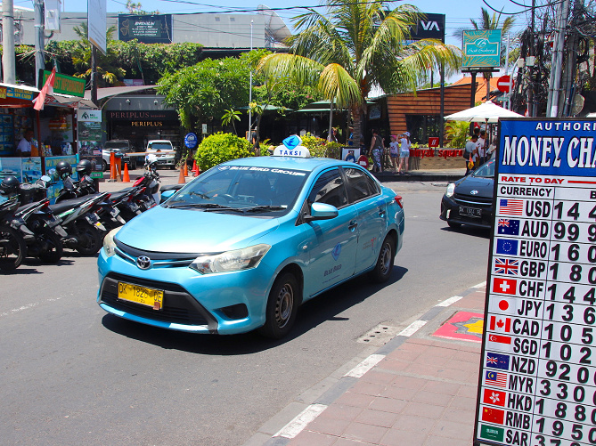 【バリ島】タクシーの料金を徹底解説！チャーター、エアポートタクシー、注意点、配車アプリGrabも！