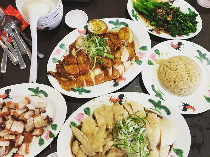 スチームとローストタイプがあるチキンライス