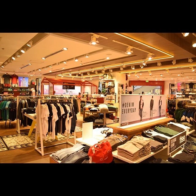 BENCH(ベンチ) アヤラモール店内観