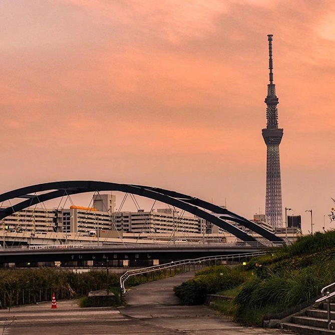 夕暮れ時の東京スカイツリー