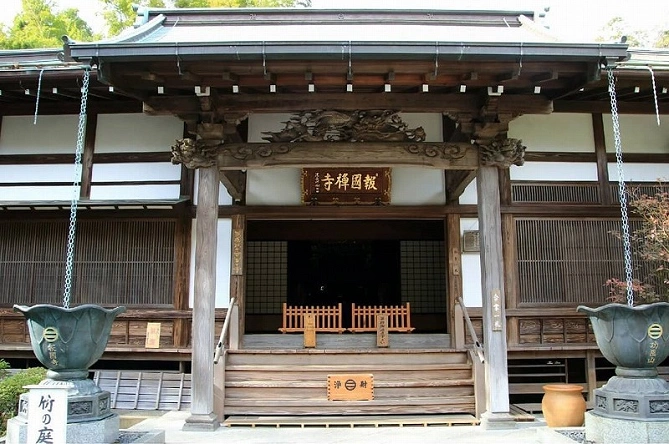 報国寺の本堂