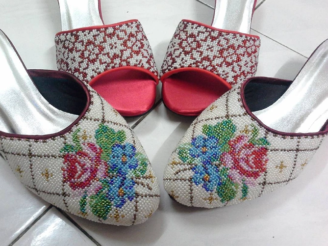 細かい刺繍のビーズサンダル