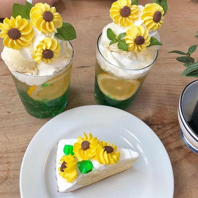 季節限定メニューのひまわりをイメージしたケーキ