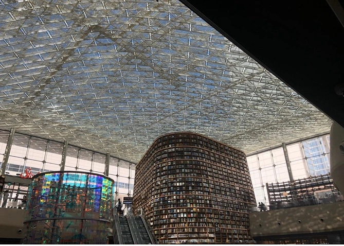 セントラルプラザにある大型図書館