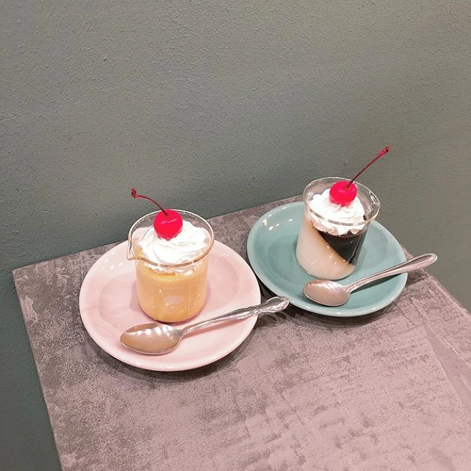 ビーカーに入ったかわいいスイーツ