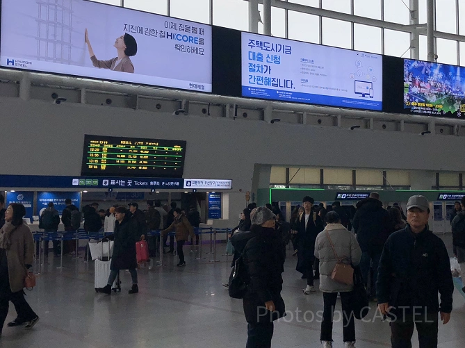 駅の券売所に並ぶ人々