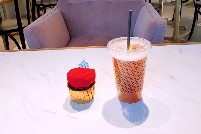 バラの形をしたカップケーキとピーチレモネード