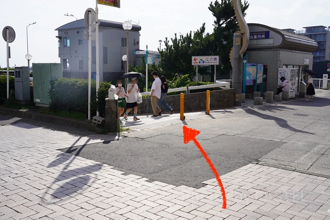 新江ノ島水族館（えのすい）へのアクセス：地下遊歩道に入る