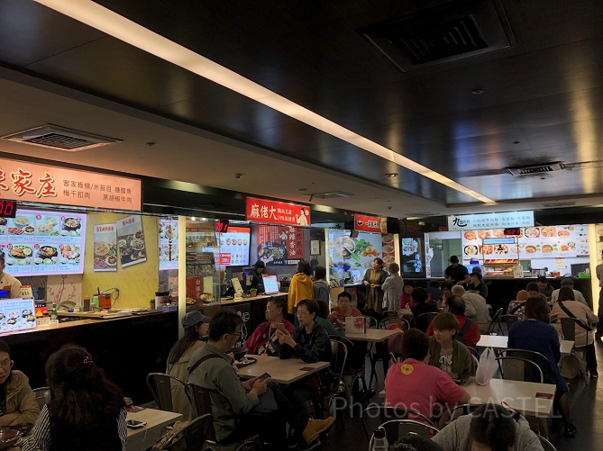 夜市のような雰囲気のフードコート