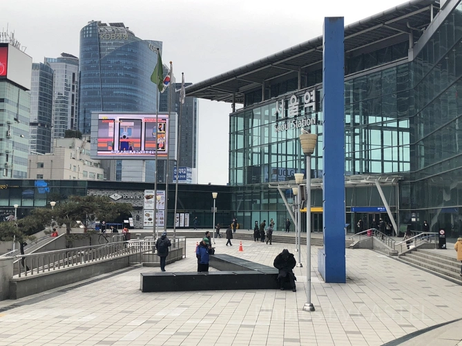 毎日たくさんの人が利用する昼間のソウル駅