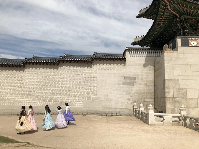 韓国の伝統衣装を着た旅行客