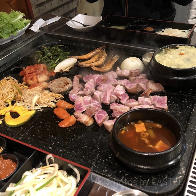 野菜もおかずも盛りだくさんのサムギョプサルセット