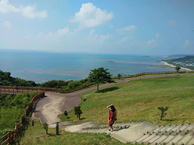 青と緑のコントラストが美しい岬です