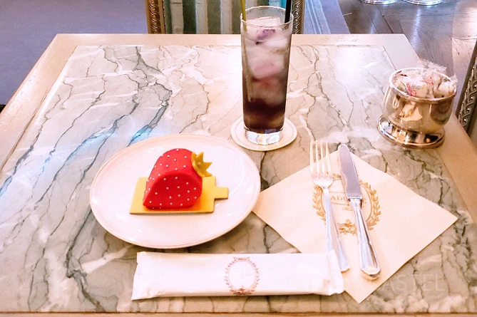 いちごのムースとエディブルフラワーを使用したドリンク