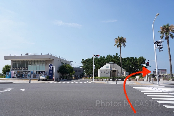 新江ノ島水族館（えのすい）へのアクセス：交差点を渡って右折