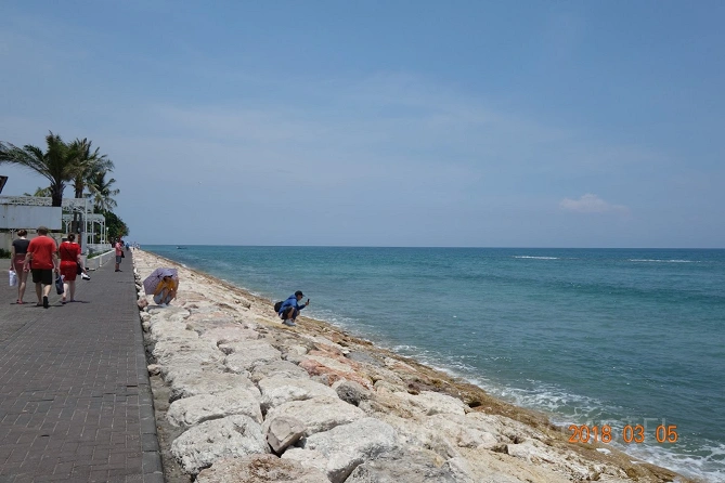Lippo Mall前の海