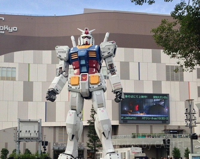 初代ガンダム立像