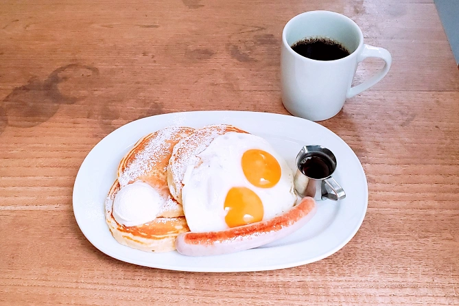 大人気の「バターミルクパンケーキソーセージフライドエッグ」