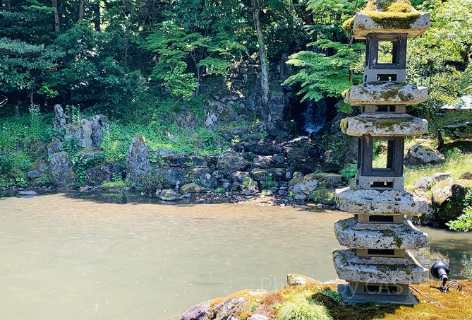 瓢池と海石塔