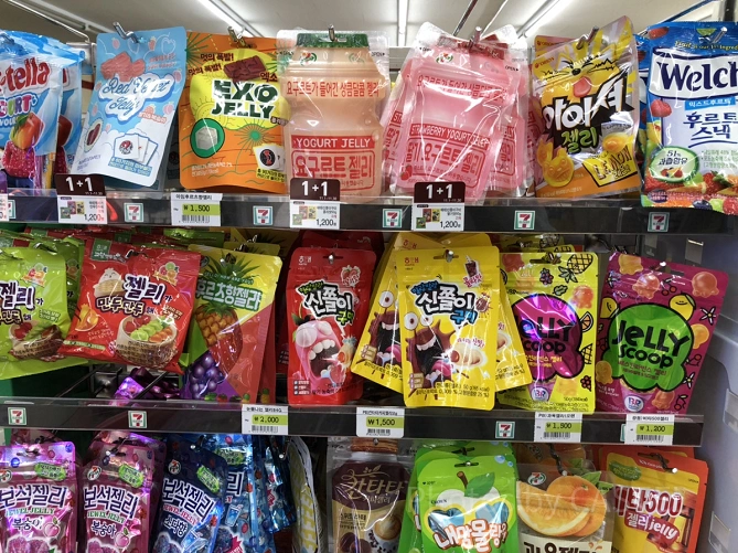 コンビニのグミコーナー