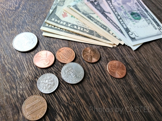 ドル紙幣と硬貨