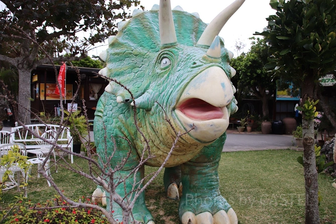 沖縄で見つけた恐竜のオブジェ