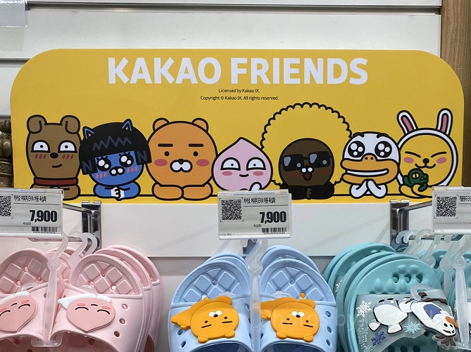 左からフロド、ネオ、ライアン、アピーチ、ジェイジー、チューブ、ムジ＆コン