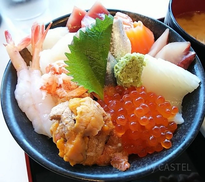 新鮮な魚介類たっぷりの海鮮丼が味わえる