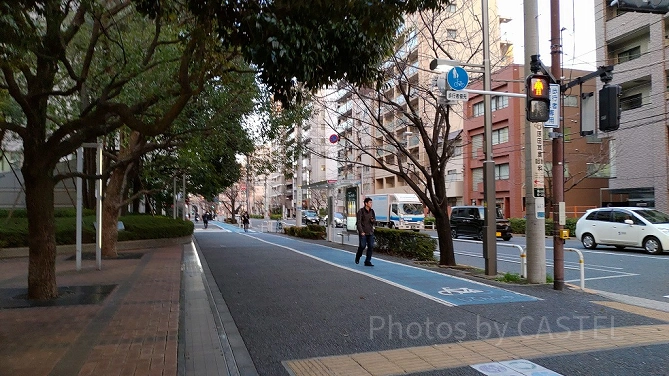 横断歩道を左に曲がると高架橋の方へ行けます