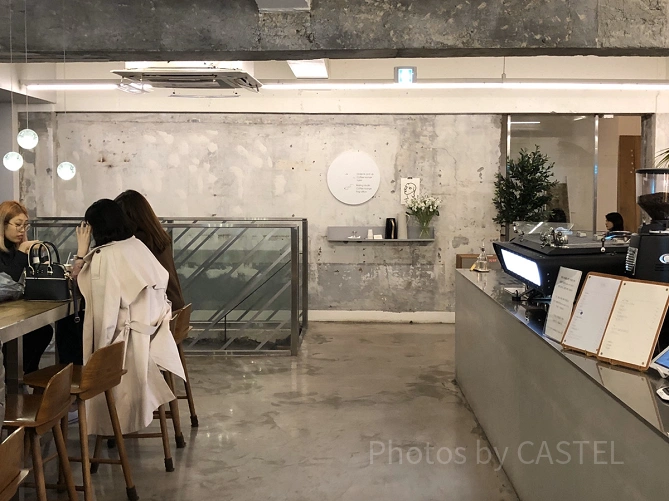 4月の韓国の夜はトレンチコートがベター