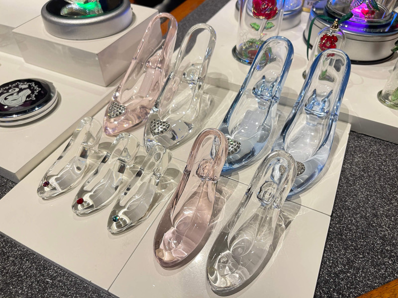 ディズニーランドのショップ「ガラスの靴」の商品一覧！グラスやアクセサリーが豊富