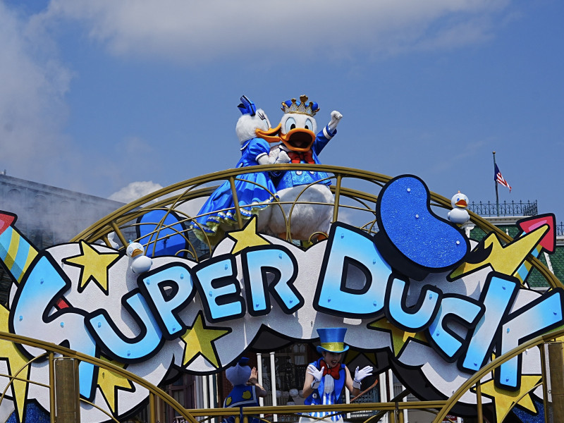 【2025】ドナルドパルパルーザ「クワッキーセレブレーション★ドナルド・ザ・レジェンド！」の停止位置解説！登場キャラクター、パレードルート解説