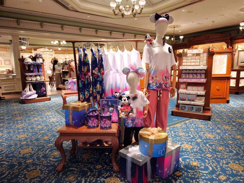 【香港ディズニー20周年グッズ】全グッズシリーズ総合まとめ！ミッキーやダッフィー、日本人デザイナーとのコラボも！値段や販売場所を解説！