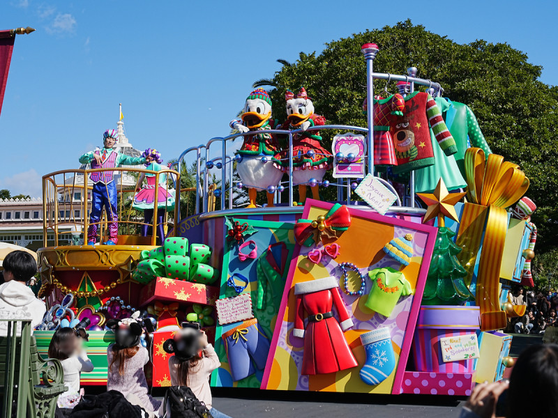 【2025】「トイズ・ワンダラス・クリスマス！」のフロート停止位置をガイド！パレードルート、登場キャラクターも