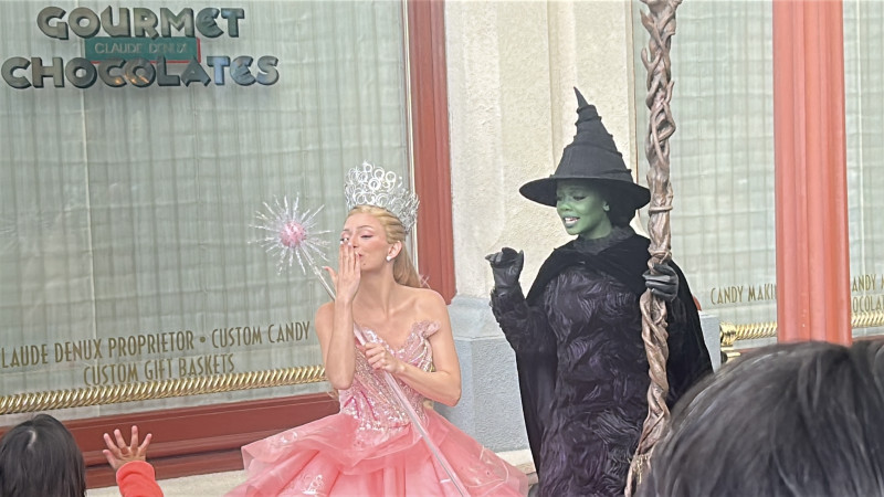 【2026】USJ『ウィキッド 永遠の約束』セレブレーションをガイド！エルファバ＆グリンダとのグリーティングや衣装展示を楽しもう