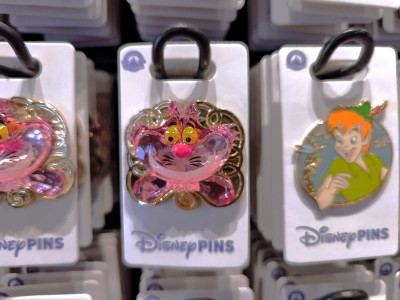 アナハイムディズニーのピンバッジ：チェシャ猫