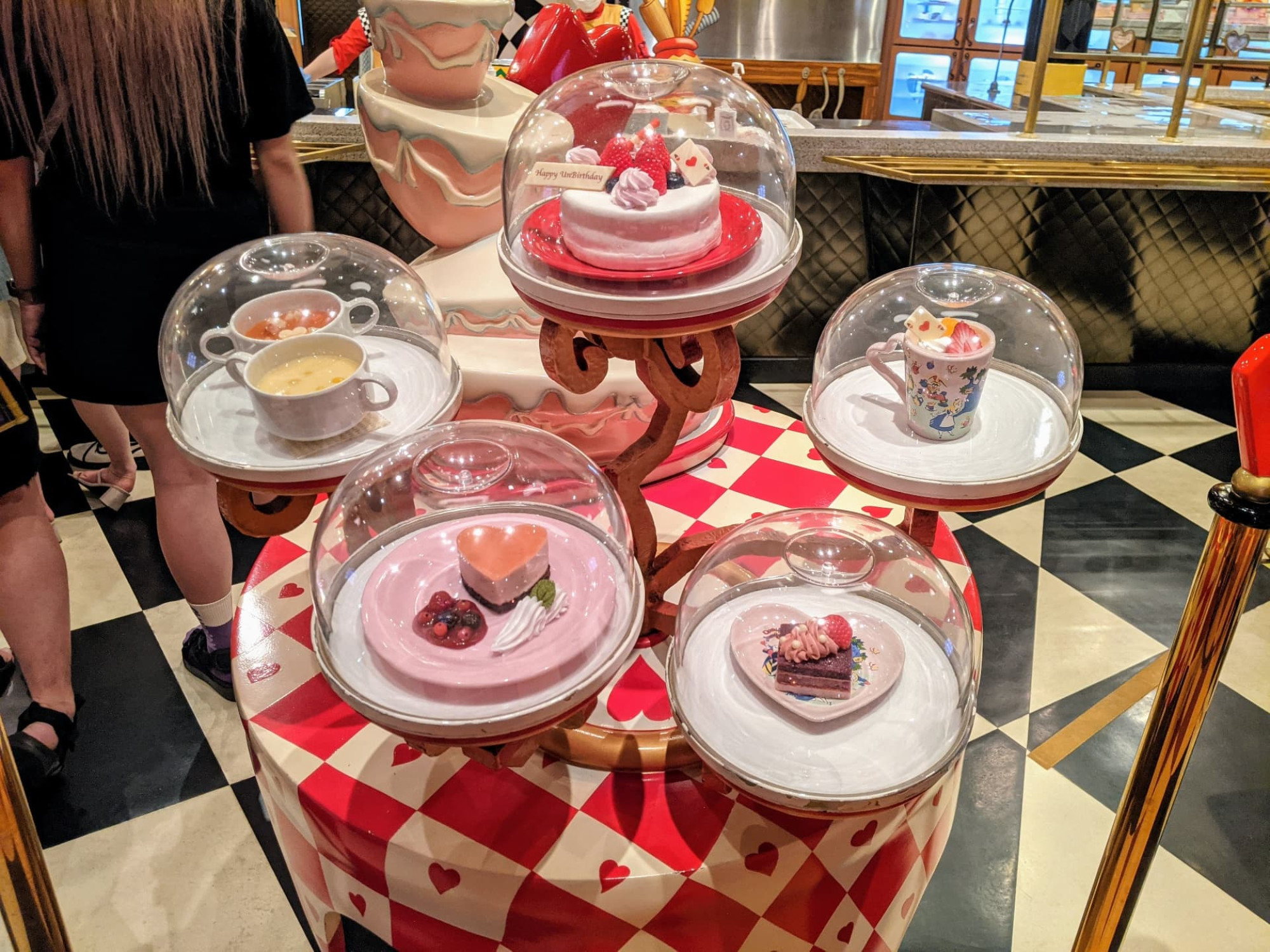 クイーン オブ ハートのバンケットホールのケーキ キャステル Castel ディズニー情報