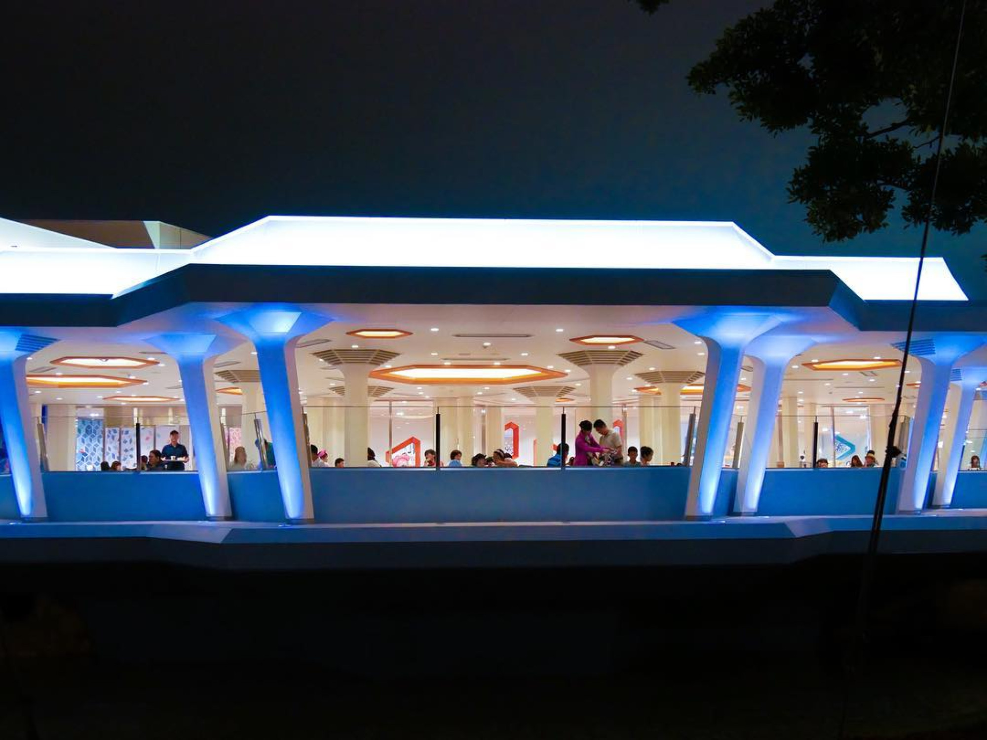 プラズマ レイズ ダイナーの外観 キャステル Castel ディズニー情報