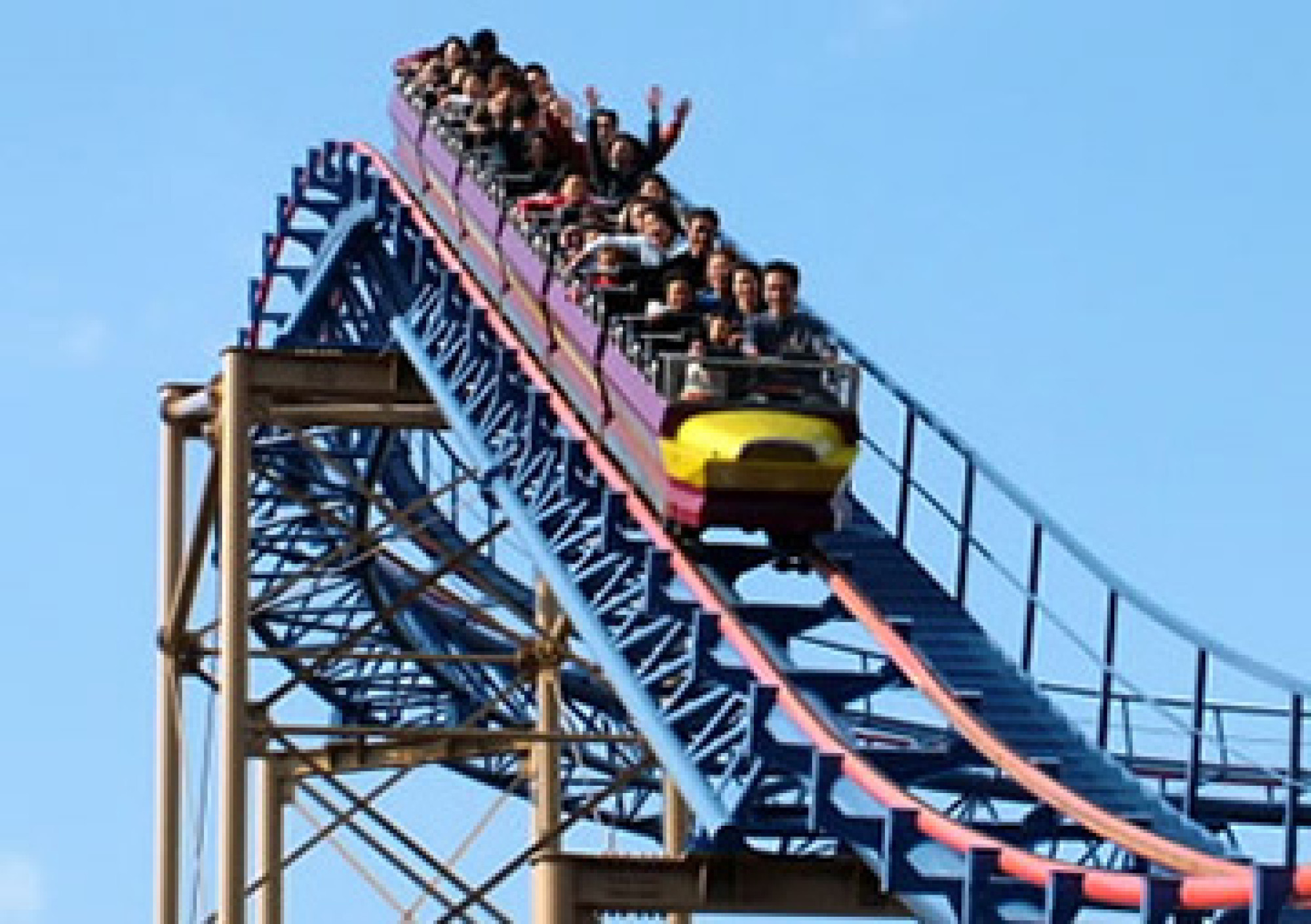 爽快に駆け抜けるジェットコースター キャステル Castel ディズニー情報 爽快に駆け抜けるジェットコースター キャステル Castel ディズニー情報