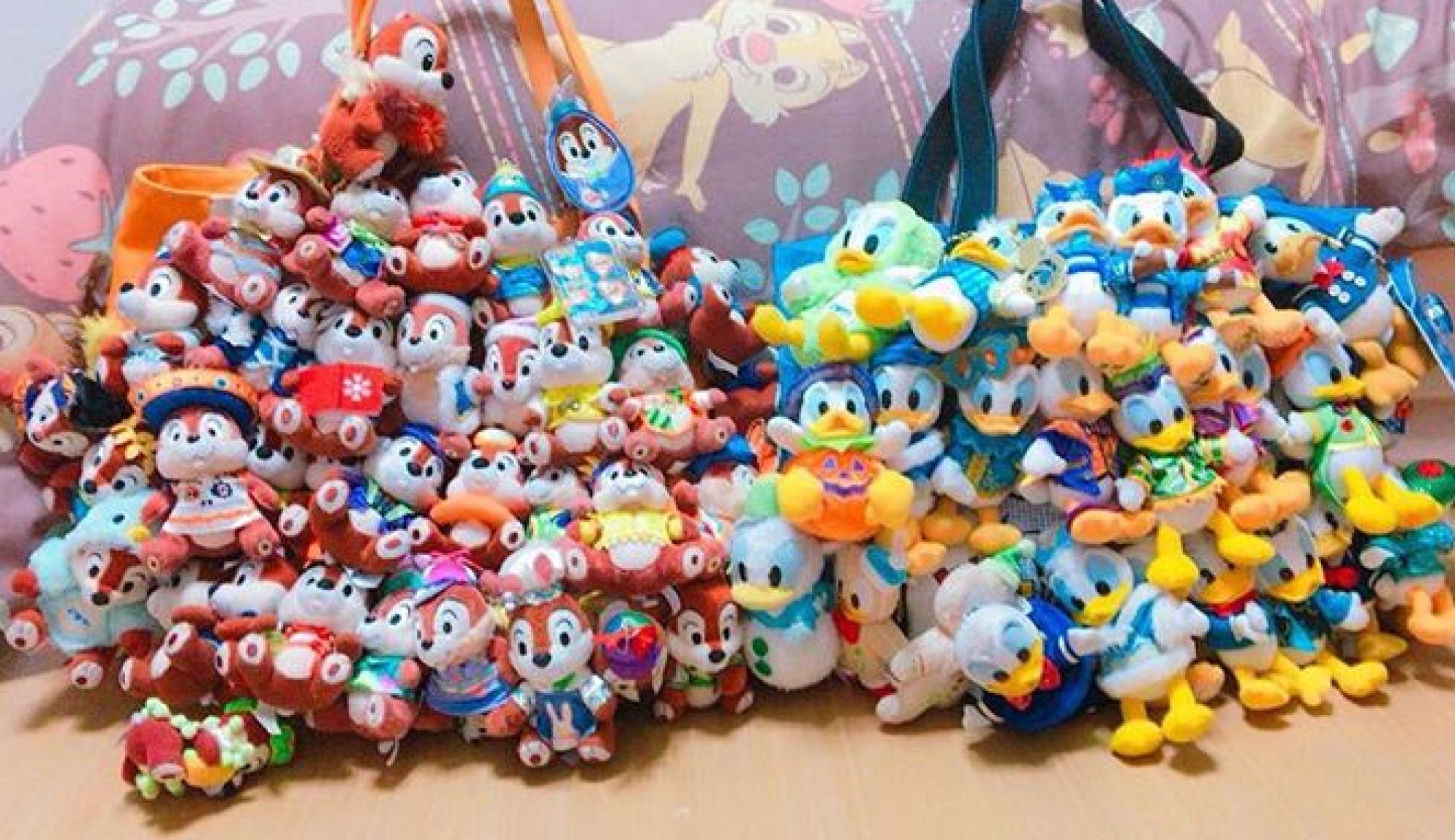 ぬいぐるみバッジがたくさんついたバッグ オタバ キャステル Castel ディズニー情報