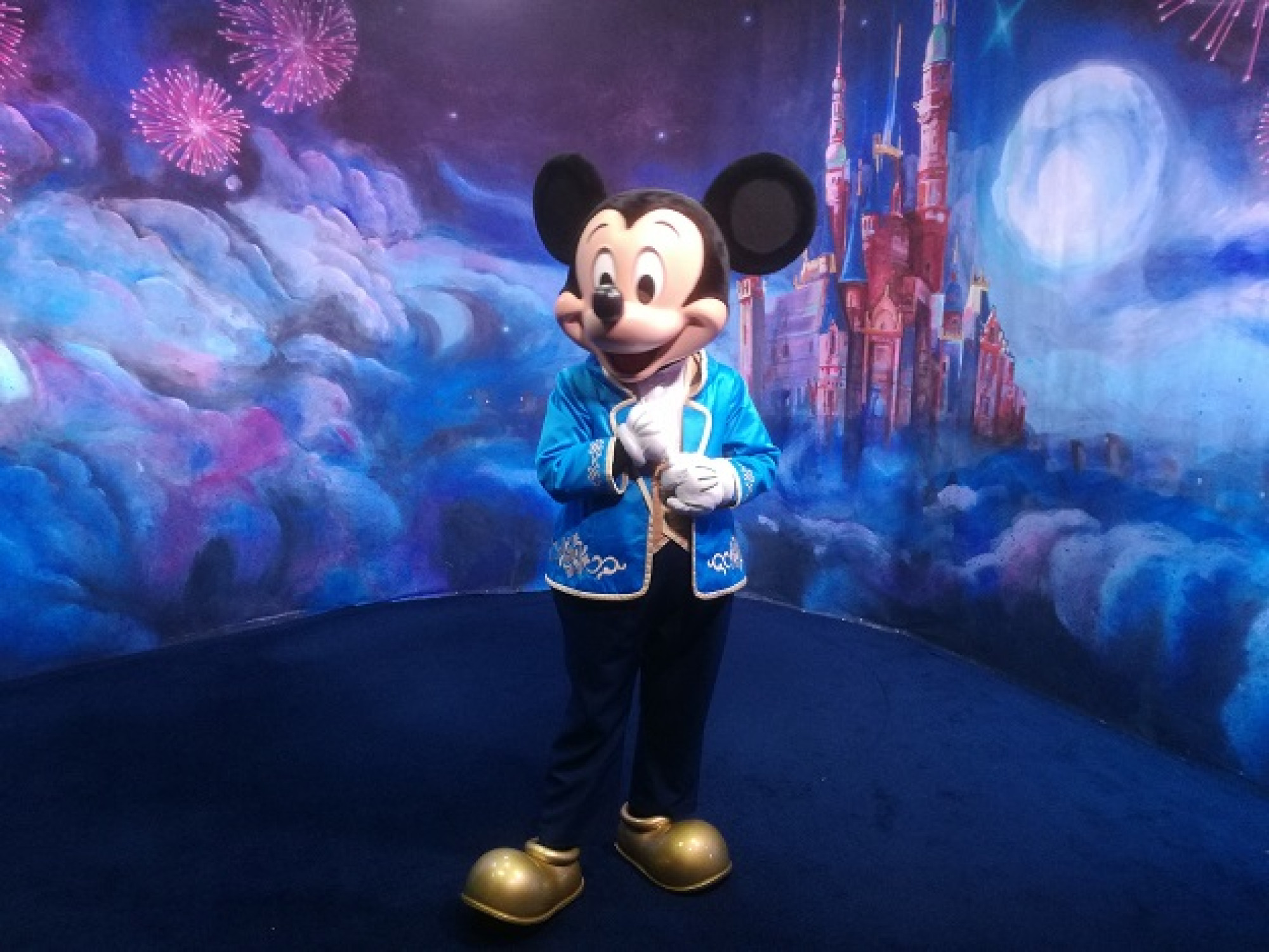 上海ディズニーランドのミッキーマウスとのキャラクターグリーティング キャステル Castel ディズニー情報