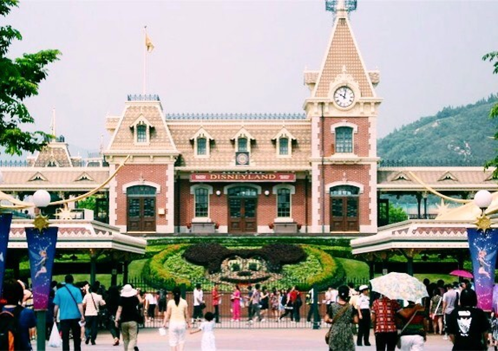 香港ディズニーランドのエントランス キャステル Castel ディズニー情報