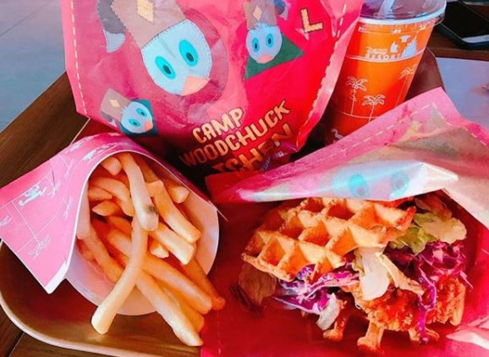 ワッフルサンドの包み紙もかわいい キャステル Castel ディズニー情報