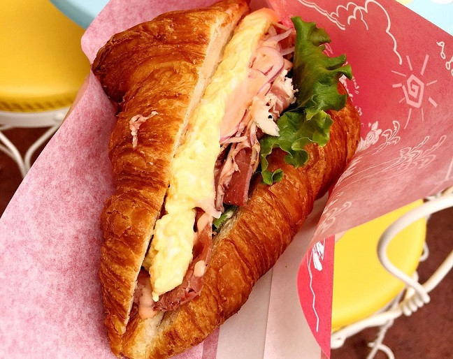 パストラミとエッグサラダのサンドウィッチ キャステル Castel ディズニー情報