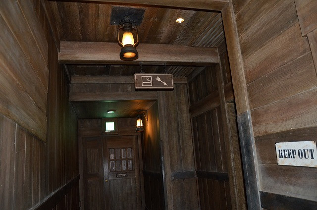 ビッグサンダー マウンテン横の喫煙所サイン キャステル Castel ディズニー情報