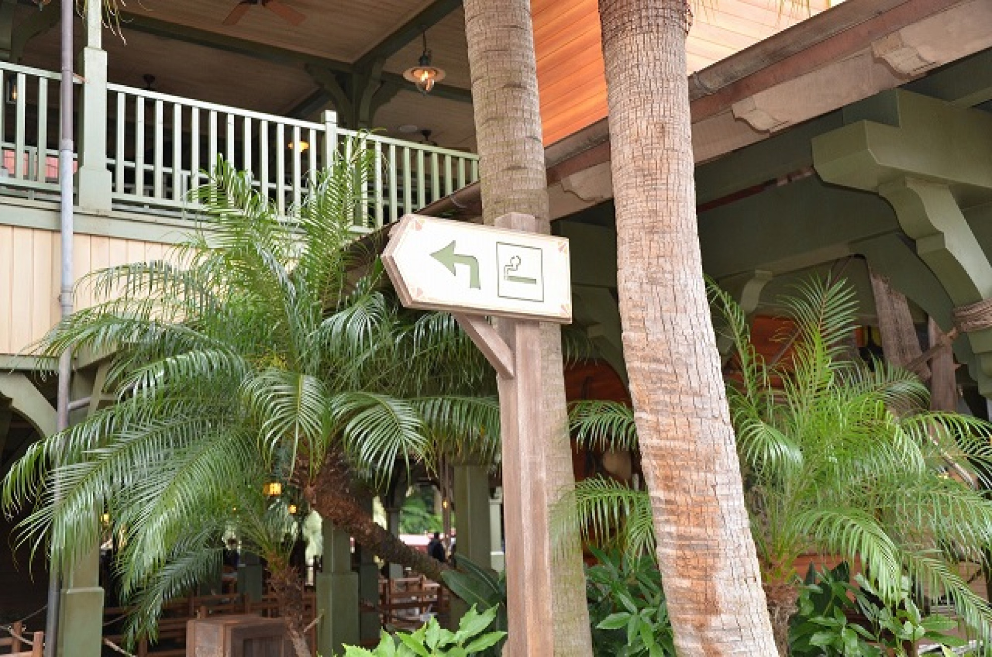 ジャングルクルーズ横の喫煙所サイン キャステル Castel ディズニー情報