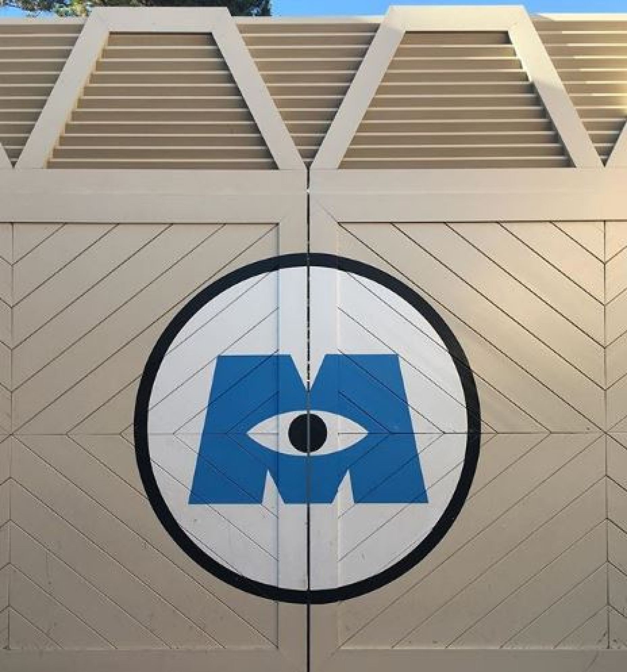 モンスターズ インク ライド ゴーシーク のラウンジとは キャステル Castel ディズニー情報