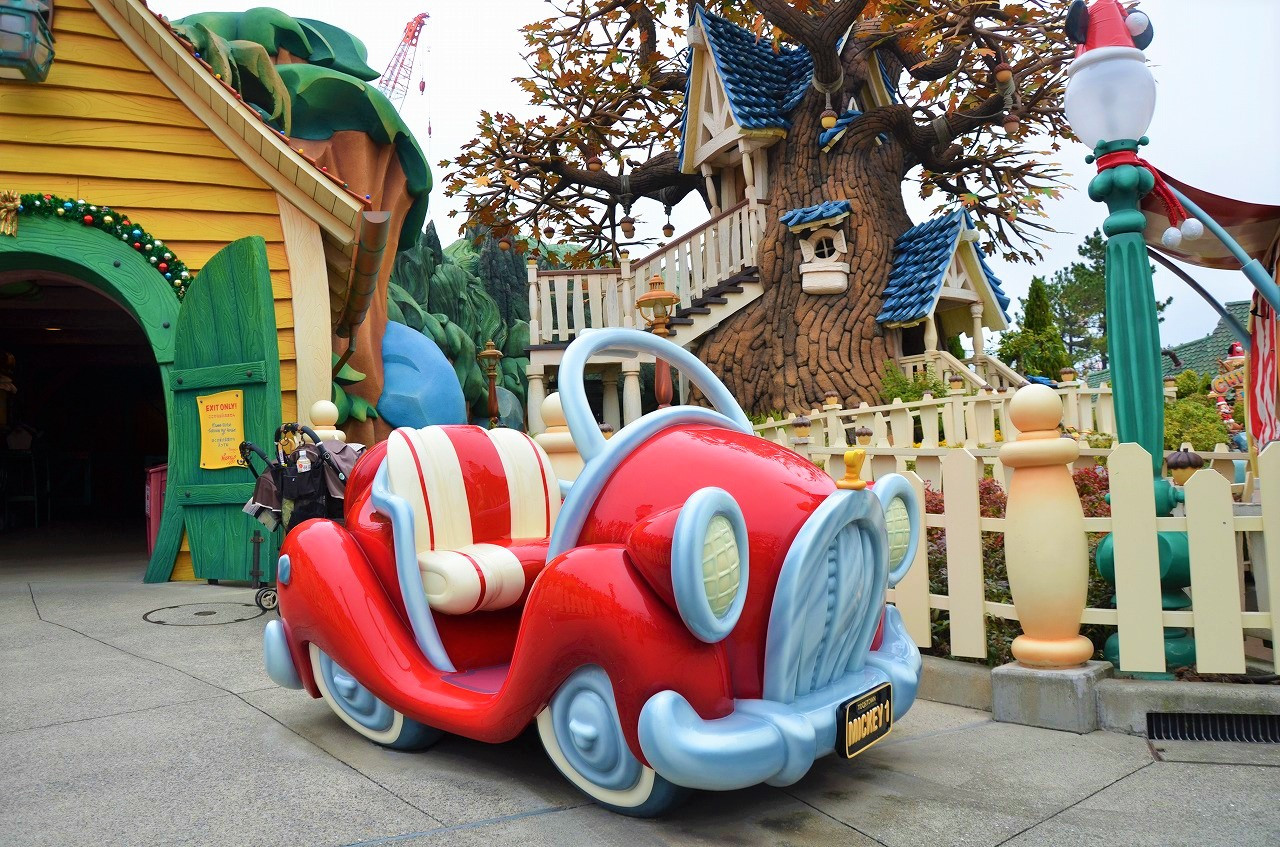 ミッキーの赤い車 キャステル Castel ディズニー情報